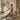 Žena vježba na Pilates reformeru u svijetlom studiju, prikaz pravilnog držanja, aktivacije corea i kontroliranog pokreta nakon 30 dana Reformer Pilates treninga.