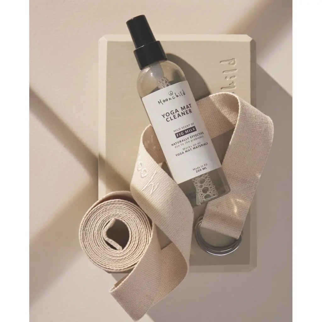 Moonchild probiotic yoga mat cleaner u bočici od reciklirane plastike