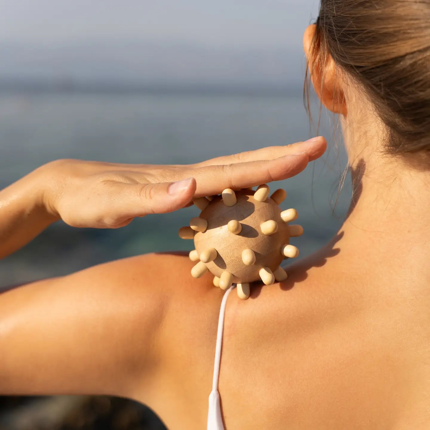 Drvena masažna loptica korištena za masažu dlana i prstiju