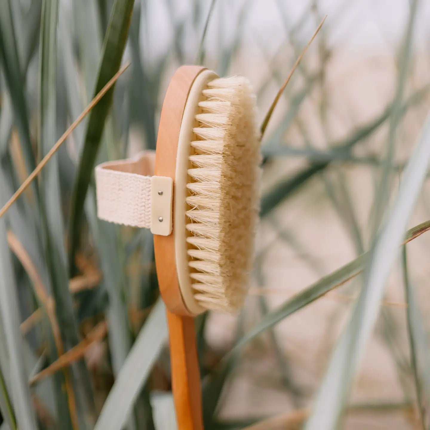 Četka za tijelo s drškom od lotus drva i pamučnom uzicom