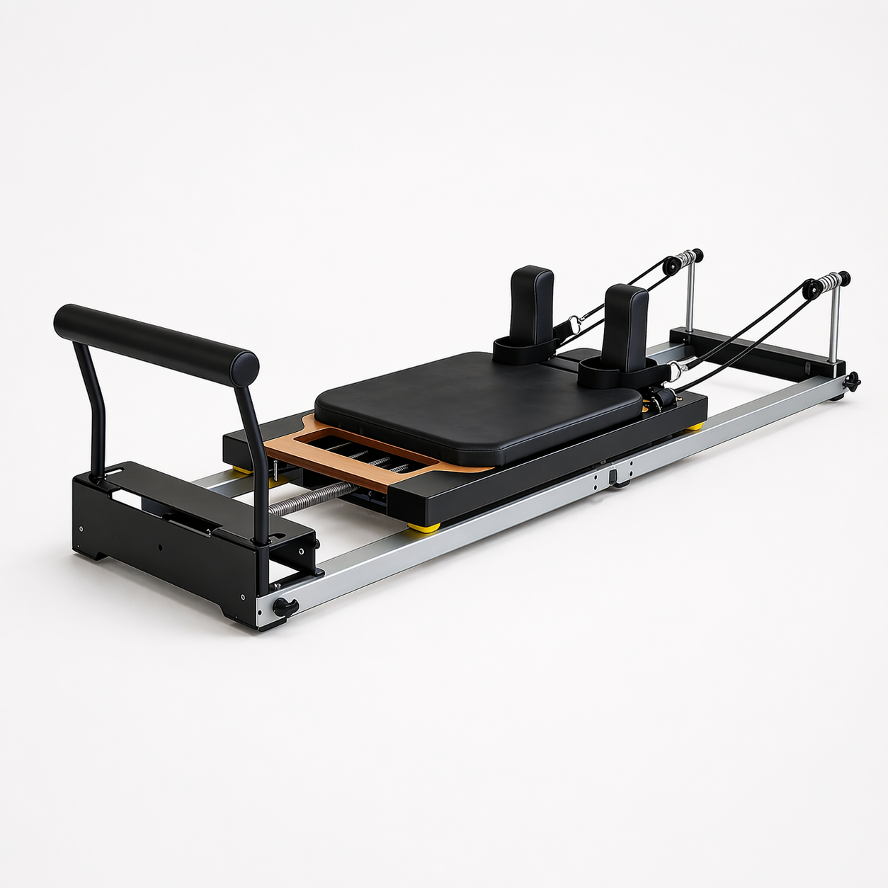 Bodylumina aluminijski sklopivi pilates reformer u uspravnom položaju s crnom tapeciranom platformom, kotačićima i žutim detaljima, praktična profesionalna pilates sprava za kućni reformer trening, uštedu prostora, jačanje core mišića, istezanje i oblikovanje tijela.