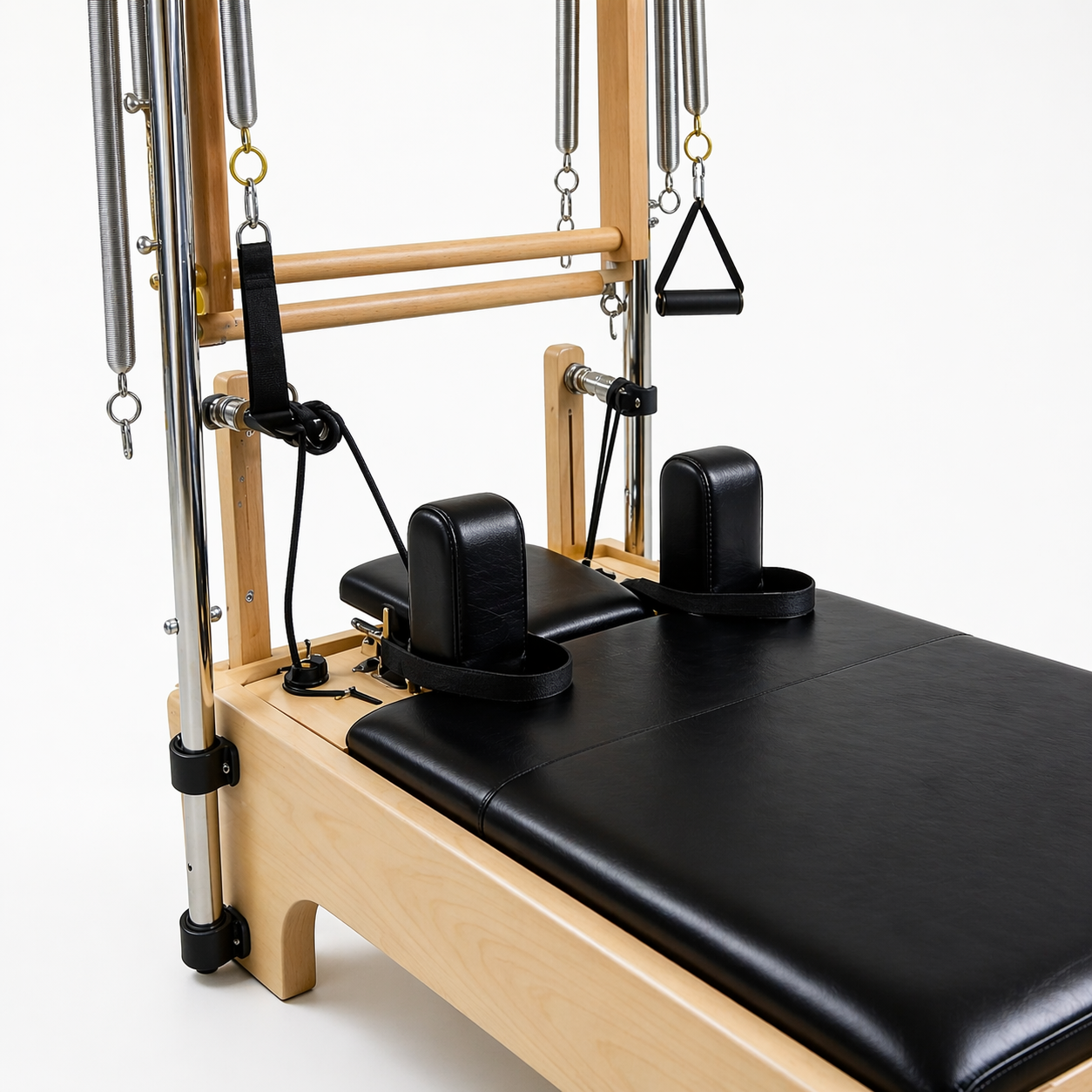 Bodylumina Premium Gold pilates tower reformer s drvenim okvirom, crnom kliznom platformom, metalnim tornjem, oprugama, trakama i podesivim footbar osloncem, profesionalna pilates sprava za tower reformer trening, jačanje core mišića, istezanje, stabilnost, rehabilitaciju i oblikovanje tijela kod kuće ili u studiju.