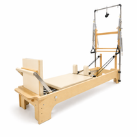Bodylumina Premium Gold pilates tower reformer s drvenim okvirom, crnom kliznom platformom, metalnim tornjem, oprugama, trakama i podesivim footbar osloncem, profesionalna pilates sprava za tower reformer trening, jačanje core mišića, istezanje, stabilnost, rehabilitaciju i oblikovanje tijela kod kuće ili u studiju.