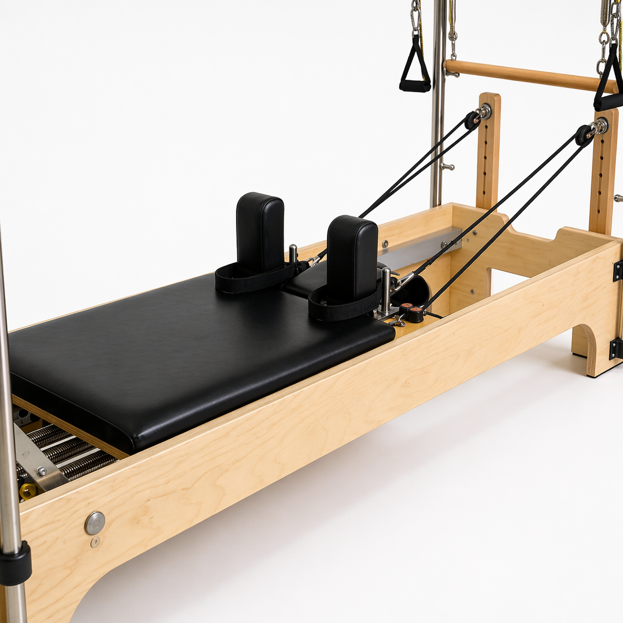 Bodylumina Premium Gold pilates tower reformer s drvenim okvirom, crnom kliznom platformom, metalnim tornjem, oprugama, trakama i podesivim footbar osloncem, profesionalna pilates sprava za tower reformer trening, jačanje core mišića, istezanje, stabilnost, rehabilitaciju i oblikovanje tijela kod kuće ili u studiju.