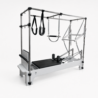 Bodylumina Premium Platinum pilates Cadillac reformer s bijelom konstrukcijom, crnom kliznom platformom, metalnim tornjem, oprugama, trakama i visećim dodacima, profesionalna pilates sprava za kompletan reformer i Cadillac trening, istezanje, jačanje core mišića, stabilnost, rehabilitaciju i oblikovanje tijela kod kuće ili u studiju.