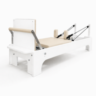 Bodylumina Premium Platinum crni pilates reformer s bež kliznom platformom, naslonima za ramena, podesivim trakama i footbar osloncem, profesionalna pilates sprava za reformer trening, jačanje core mišića, istezanje, stabilnost i oblikovanje tijela kod kuće ili u studiju.