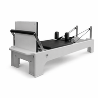 Bodylumina Premium Platinum crni pilates reformer s bež kliznom platformom, naslonima za ramena, podesivim trakama i footbar osloncem, profesionalna pilates sprava za reformer trening, jačanje core mišića, istezanje, stabilnost i oblikovanje tijela kod kuće ili u studiju.