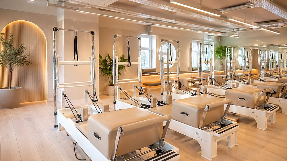 Bodylumina Reformer Studio s više profesionalnih pilates reformera u moderno opremljenom studiju, idealan za grupne pilates treninge, reformer vježbe, jačanje tijela, istezanje i premium fitness iskustvo.