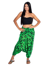 Afgan hlače nošene u opuštenom yoga i boho stilu