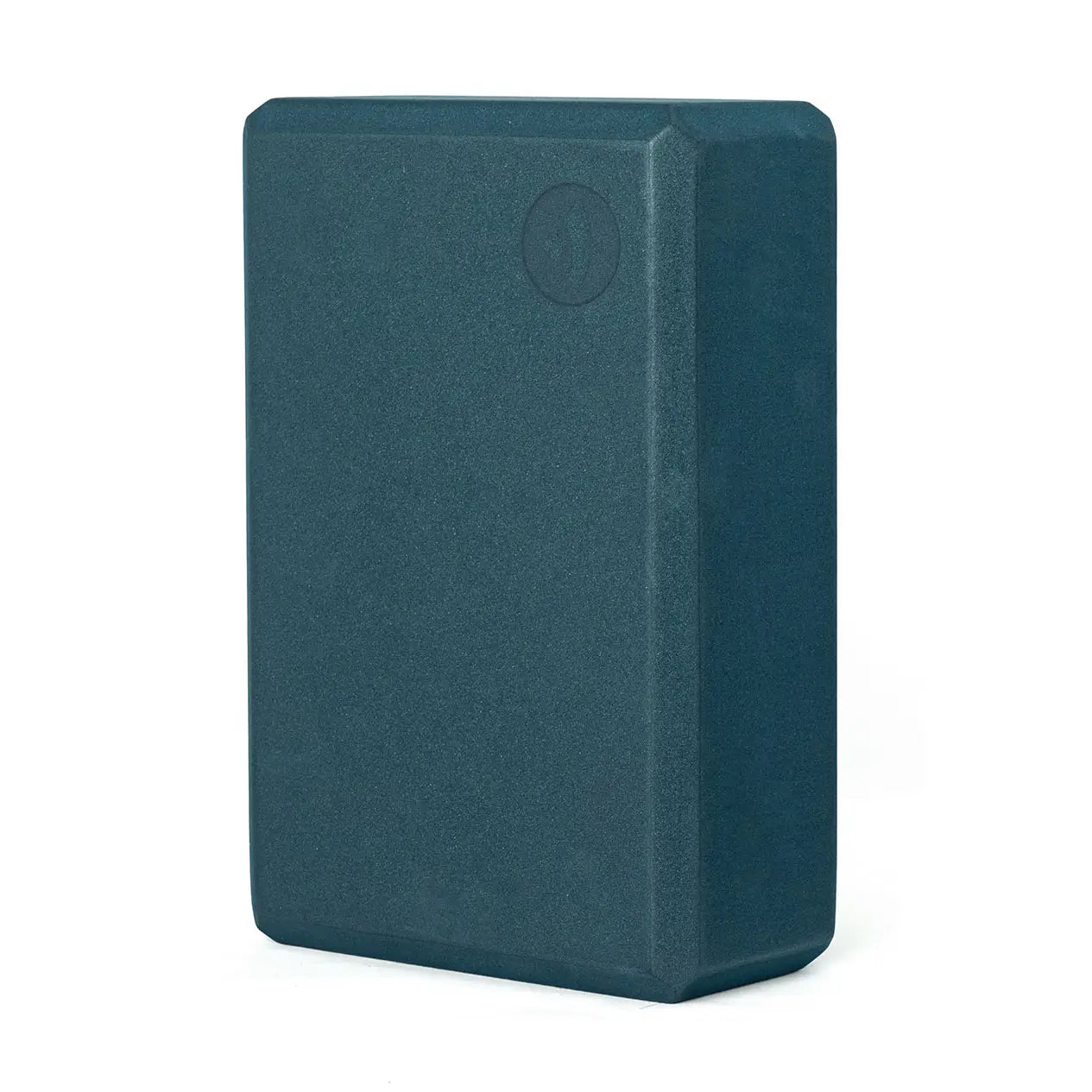 Yoga blok korišten za produženje dohvata ruku u stojećoj pozi