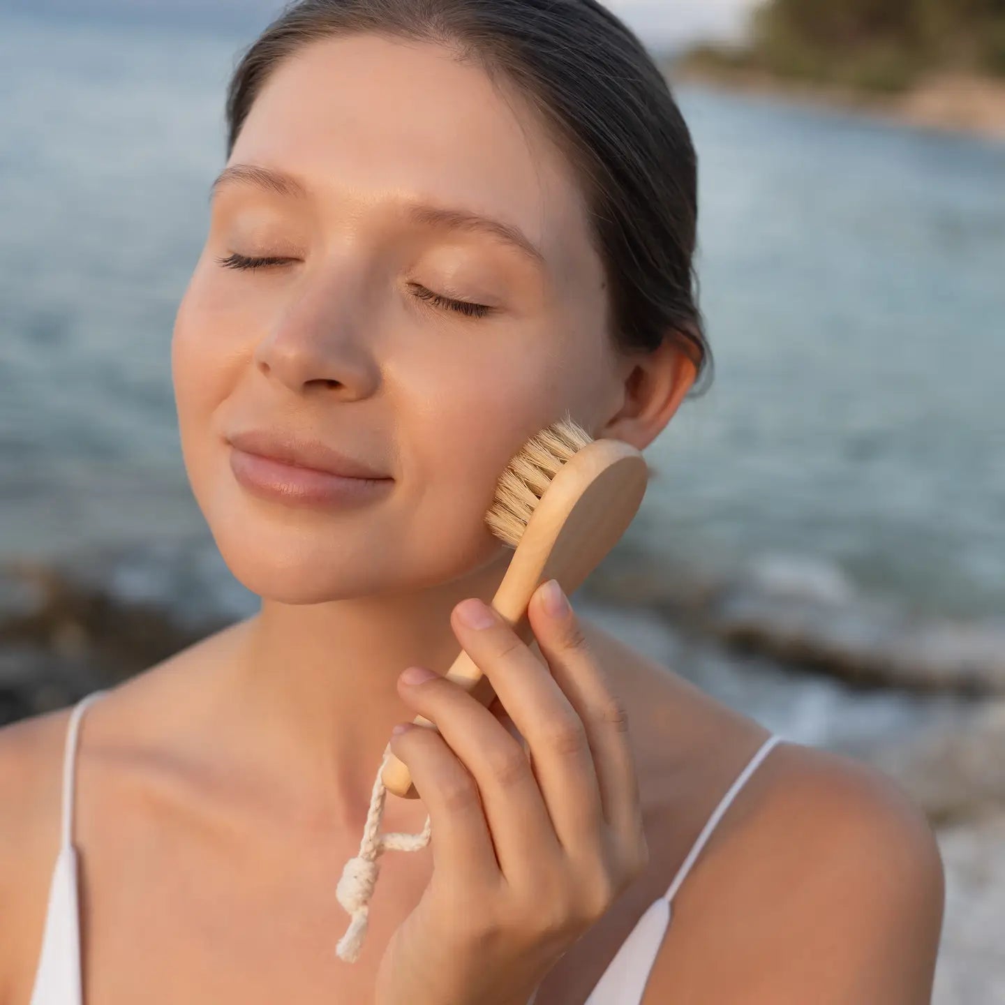 Prirodna četkica za lice korištena za nježno čišćenje kože