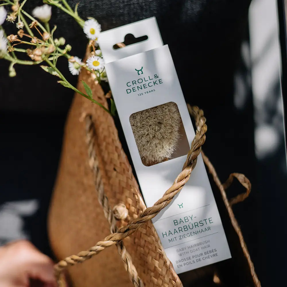 Nježna baby četkica za kosu korištena u svakodnevnoj njezi bebe